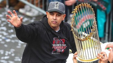 Medias Rojas se separan del mánager Alex Cora, vinculado al robo de señales