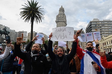 Cuba niega ‘estallido social’ en protestas que dejan un muerto y más de 100 detenidos
