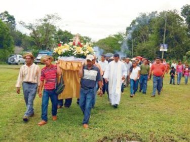 Devotos honran a santa Bárbara en Los Hatillos Abajo