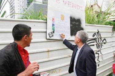 Autoridades sancionan a dueños de lotes sucios