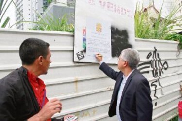 Autoridades sancionan a dueños de lotes sucios