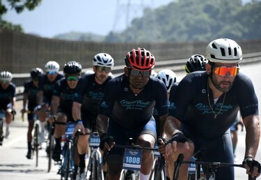 Ciclistas en acción de océano a océano