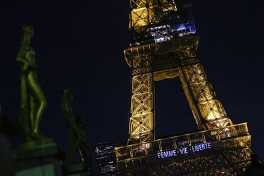 La Torre Eiffel luce el eslogan de las mujeres iraníes en letras luminosas