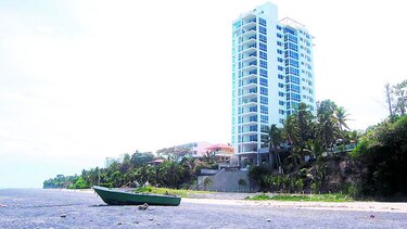 Vecinos de playa Corona limitan ingreso de autos