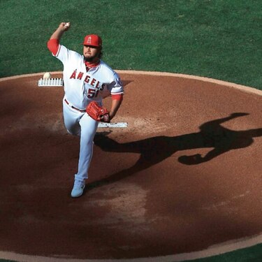Jaime Barría se lleva la victoria en una duelo para  la historia