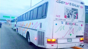 Policía halla a 102 migrantes en frontera