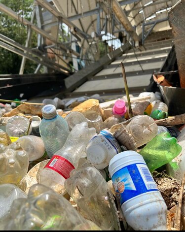 Río Juan Díaz, el depósito final de cientos de botellas de plásticos y otros desechos