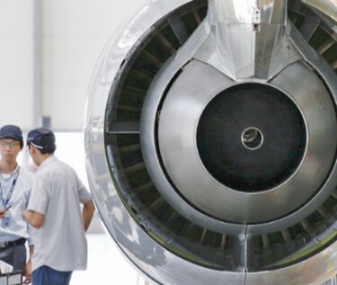 Metal presente en rocas lunares transformaría aviones y autos
