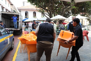 Retiran mesas y sillas de restaurantes que ocupaban ilegalmente las plazas del Casco Antiguo