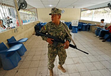 Al menos 430 detenidos durante el periodo de votaciones en Ecuador