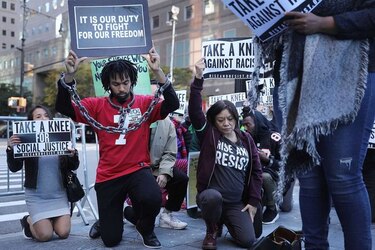 Jugadores y NFL sin acuerdo para poner fin a protestas durante himno