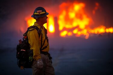 Más de 500 casas potencialmente arrasadas por incendio forestal en Estados Unidos