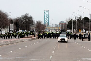 Canadá reanuda operativo de desalojo de manifestantes en puente fronterizo