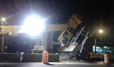 Grúa hidráulica se volcó durante trabajos en la Línea 2 del Metro