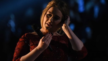 Un problema con los micrófonos nubla la actuación de Adele en los Grammy