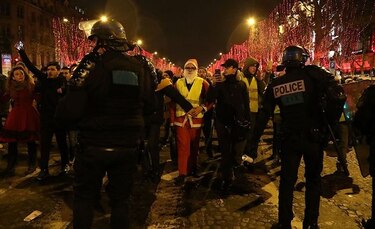 Francia: Chalecos amarillos acuden a festejos de Año Nuevo