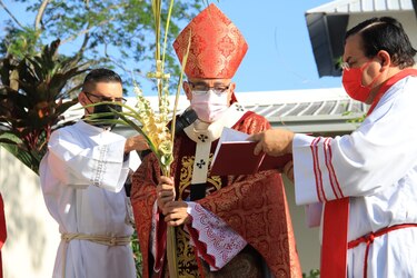 Templos parroquiales recibirán a un número restringido de fieles, reitera Ulloa en la misa del Domingo de Ramos