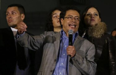 Santos restituye a Petro como alcalde de Bogotá