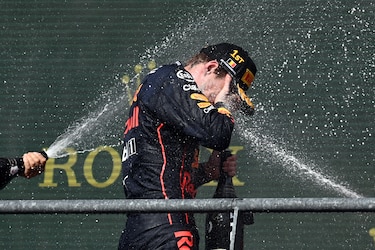 Verstappen gana GP de Bélgica de F1 por delante de Sergio Pérez y Carlos Sainz