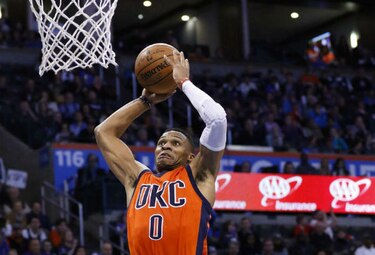 Thunder derrotan a Nuggets con destacada actuación de Westbrook