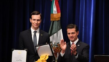 Peña Nieto condecora a yerno de Trump por su 'extraordinario aporte a la relación México-Estados Unidos'