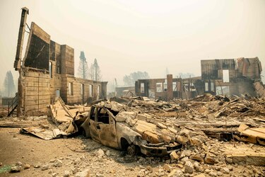 Incendio Dixie arrasa con el poblado de Greenville en California