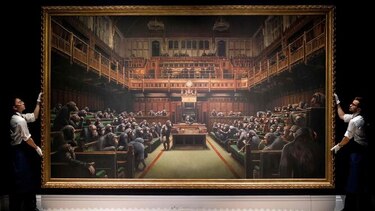 Parlamento británico lleno de chimpancés rompe récord de Banksy