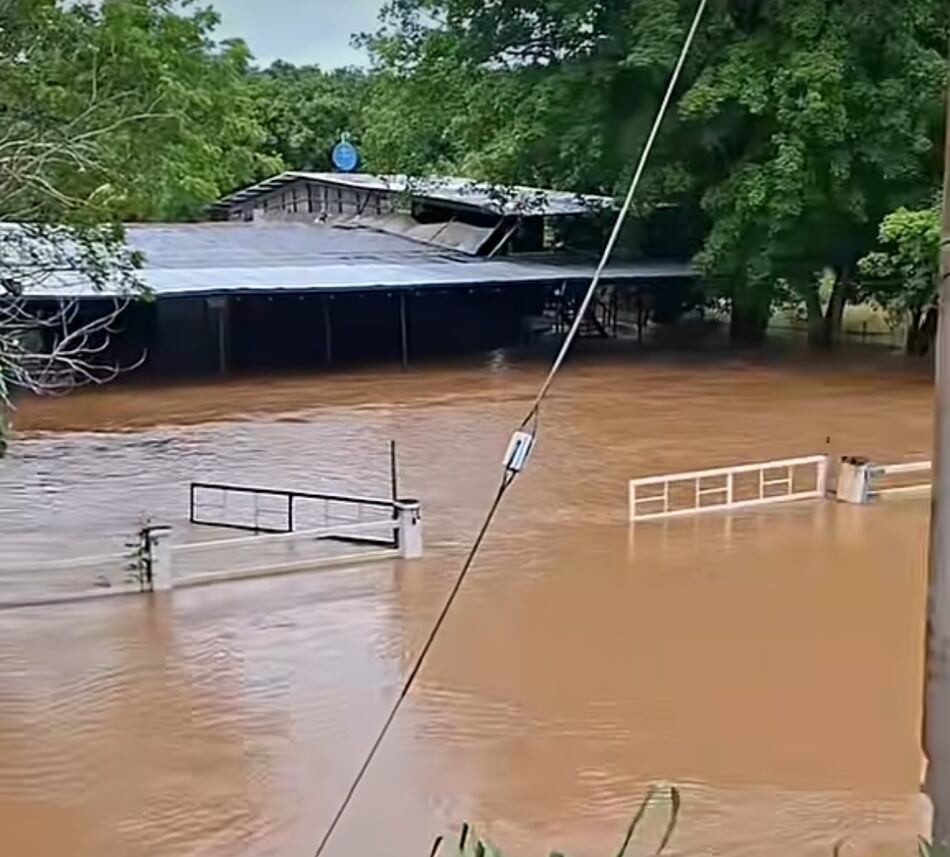 Desbordamiento del río La Villa en Los Santos afecta a 12 viviendas