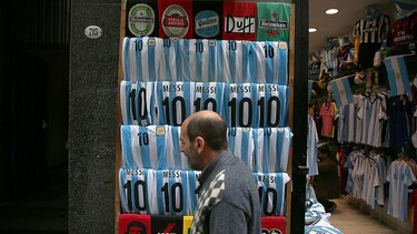 Por qué es tan cara la ropa en Argentina y hasta el gobierno promueve comprarla en el extranjero