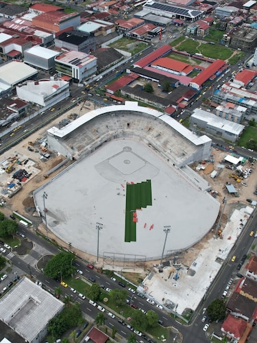 El estadio Roberto Mariano Bula en Colón alcanza 79% de avance y se instala grama sintética