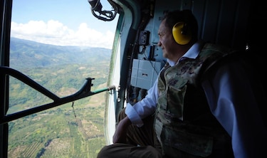 Investigan a ministro de Defensa de Perú por viajar con sus hijas en avión militar