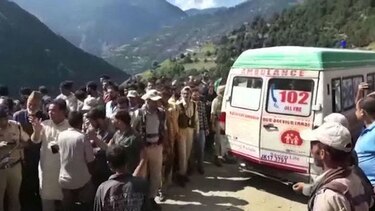 16 muertos al caer autobús por un barranco en la India