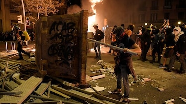 Tercera noche consecutiva de violencia en Cataluña