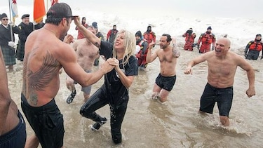 Lady Gaga se zambulle en lago helado por las Olimpiadas Especiales