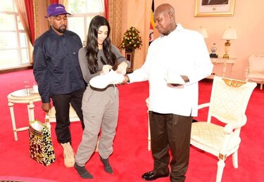 Kanye West le regala zapatos al presidente de Uganda