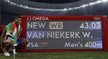 El sorprendente Wayde Van Niekerk rompe marca de Michael Johnson