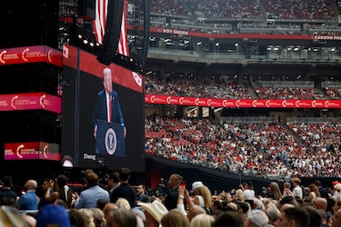 Republicanos convierten a Charlie Kirk en mártir conservador en multitudinaria despedida