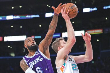 Los Ángeles Lakers llegan al parón de Navidad en la NBA, con derrota ante los San Antonio Spurs