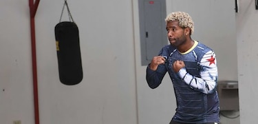 Jezreel Corrales no da con el peso; pierde su corona superpluma