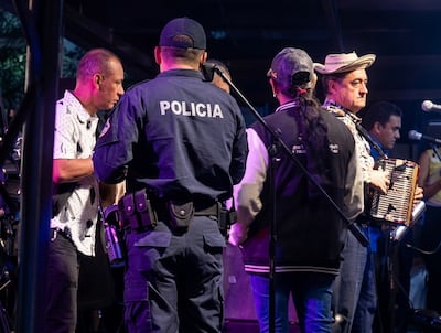 Policía detiene baile de Alfredo Fello Escudero en el Festival de la Mejorana 
