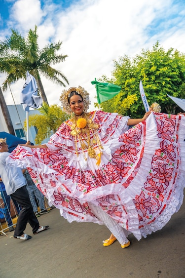 En Banistmo fluimos al ritmo del tambor y el movimiento de la pollera