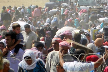 Kurdos sirios entran en masa a Turquía huyendo de ataques de EI