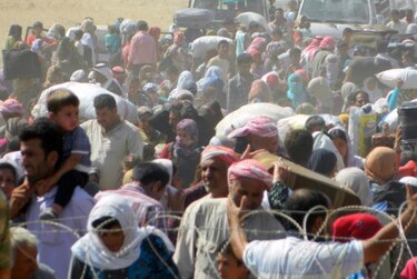 Kurdos sirios entran en masa a Turquía huyendo de ataques de EI