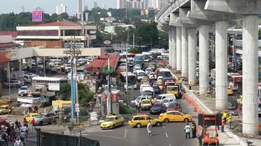 Cierre simultáneo en varios sectores de la capital por protesta de taxistas