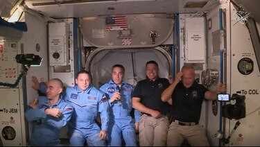 Astronautas de misión de SpaceX abordan Estación Internacional