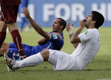 Suárez vuelve a ser polémica tras morder a Chiellini