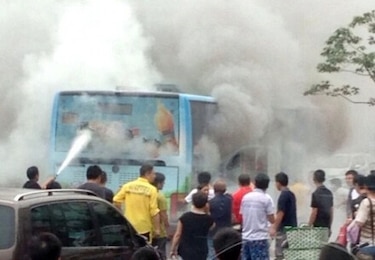 Incendio de autobús deja 29 heridos en China