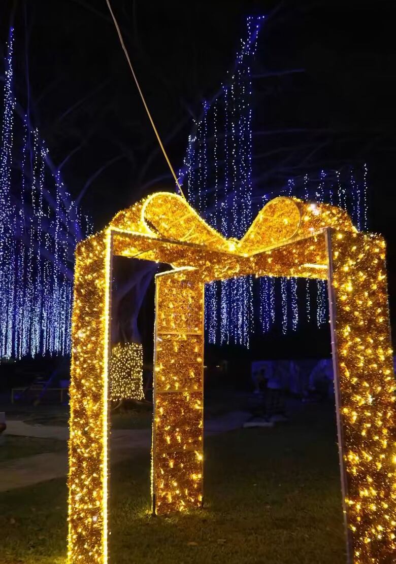 Panamá enciende su árbol navideño en la cinta costera