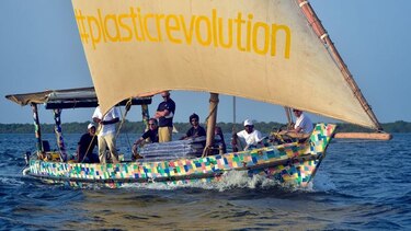 Barco de plástico reciclado para sensibilizar sobre contaminación en Kenia
