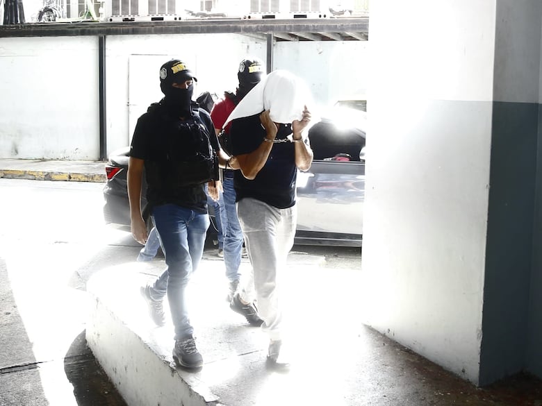 Un día después del triunfo del PRD, Héctor Brands reacomodó la sociedad que acumuló millonarios contratos con el Estado